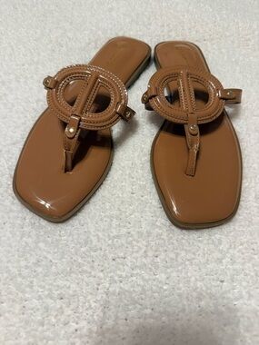 Women’s Tan Leather Circle-Accent Thong Sandals